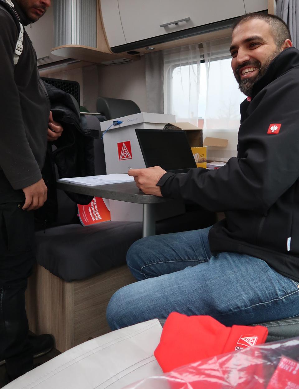 Wahlvorstand Abdullah Quraishi an der Wahlurne zur Betriebsratswahl im Campingbus 
