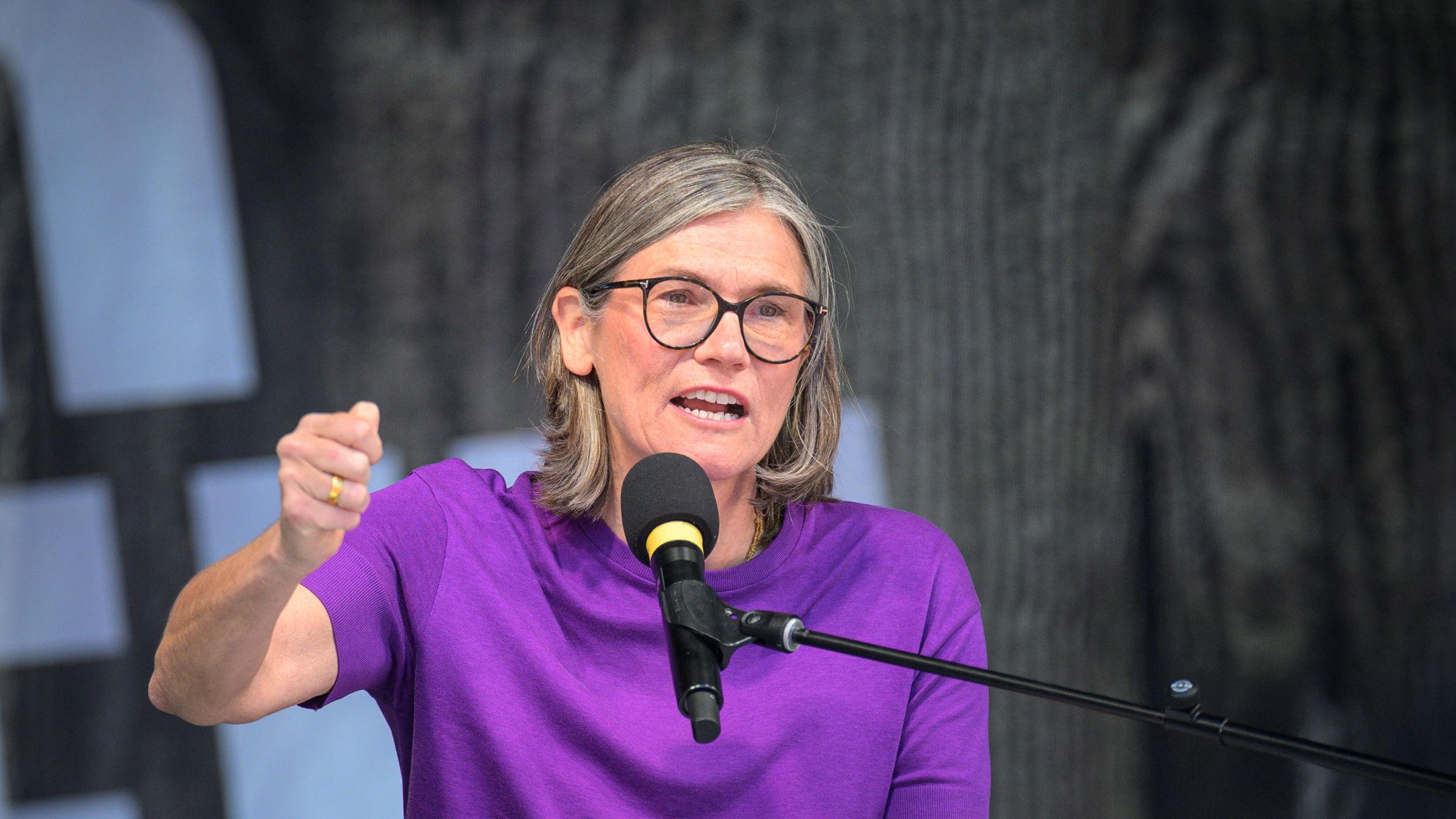 Christiane Benner beim 1. Mai 2026 in München: „Erst unsere Jobs, dann eure Profite“