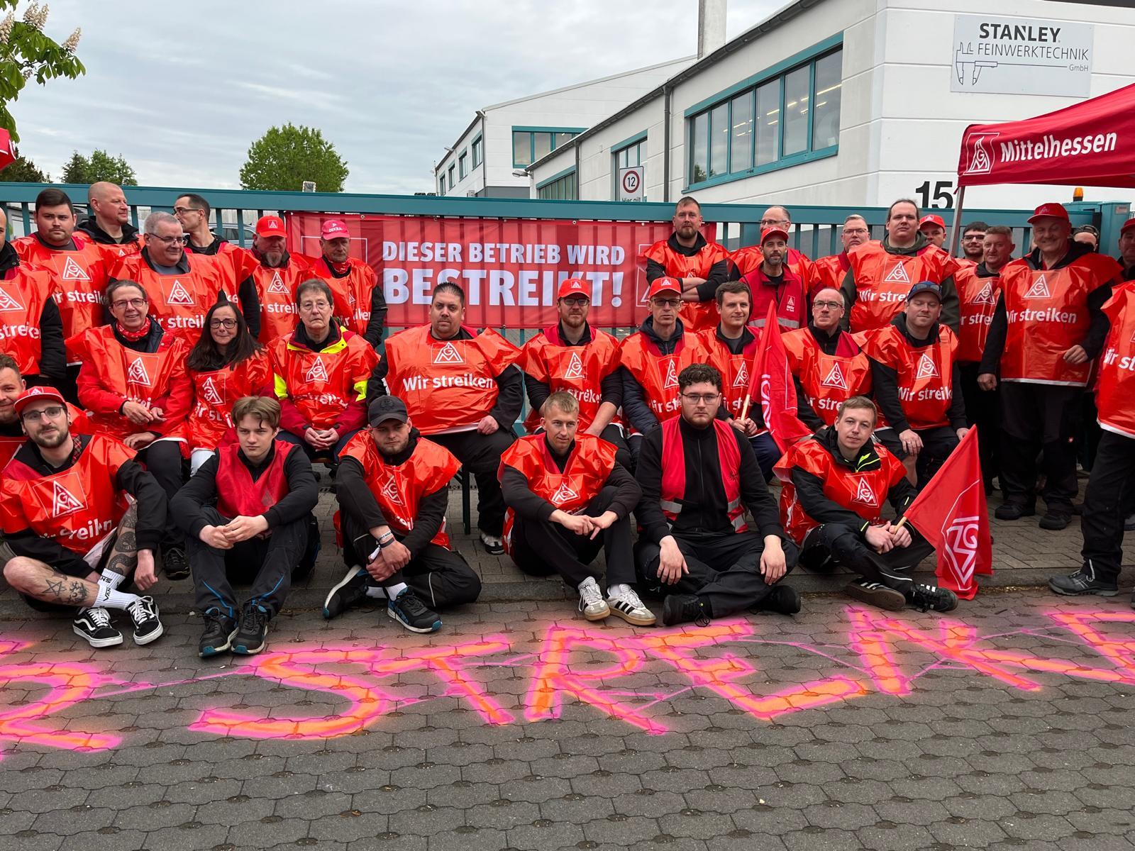 Beschäftigte von Stanley Feinwerktechnik in Lahnau (Mittelhessen) am zweiten Streiktag in roten Streikwesten