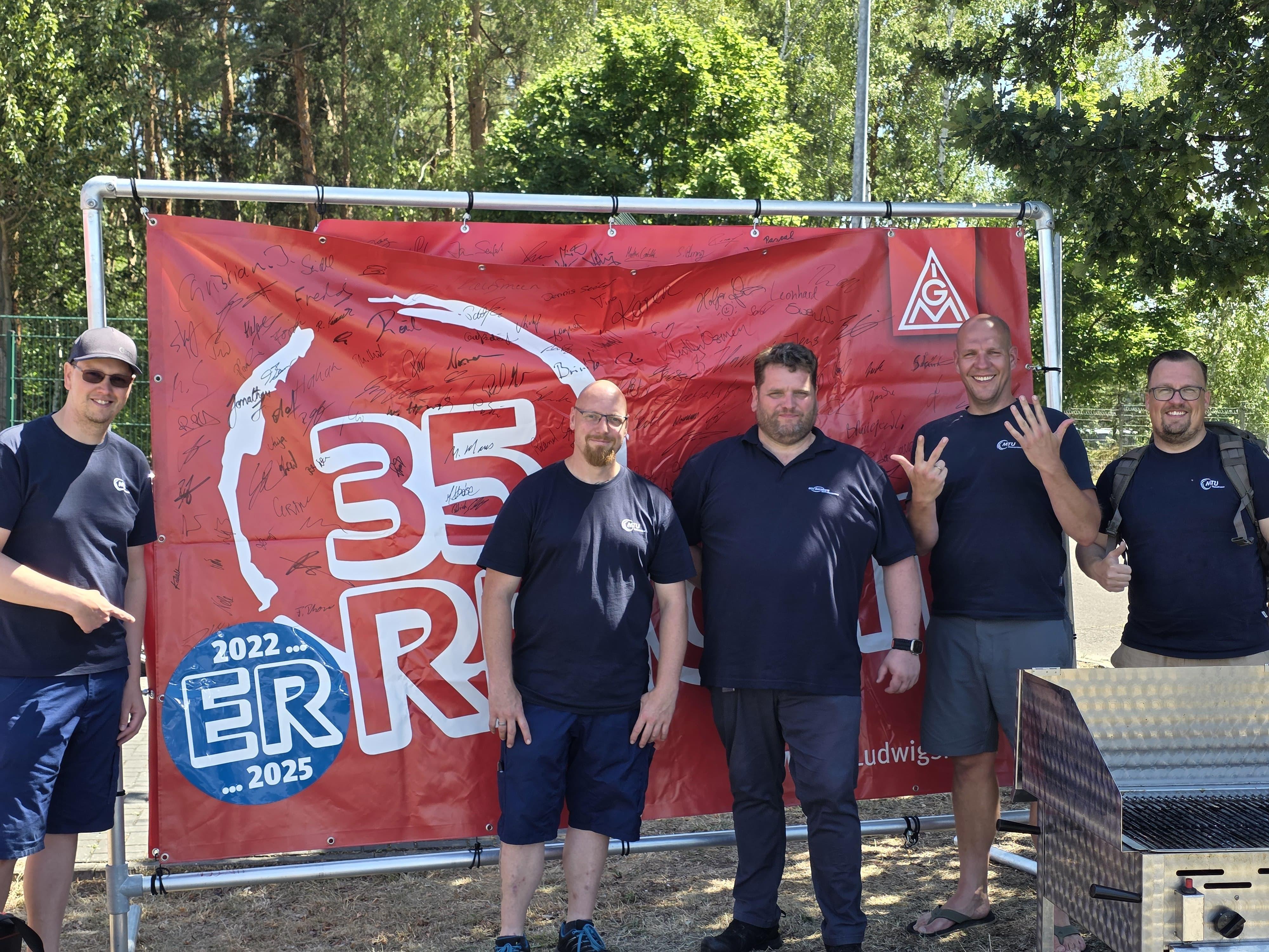 Beschäftigte von MTU-Ludwigsfelde feiern ihre 35-Stunden-Woche.