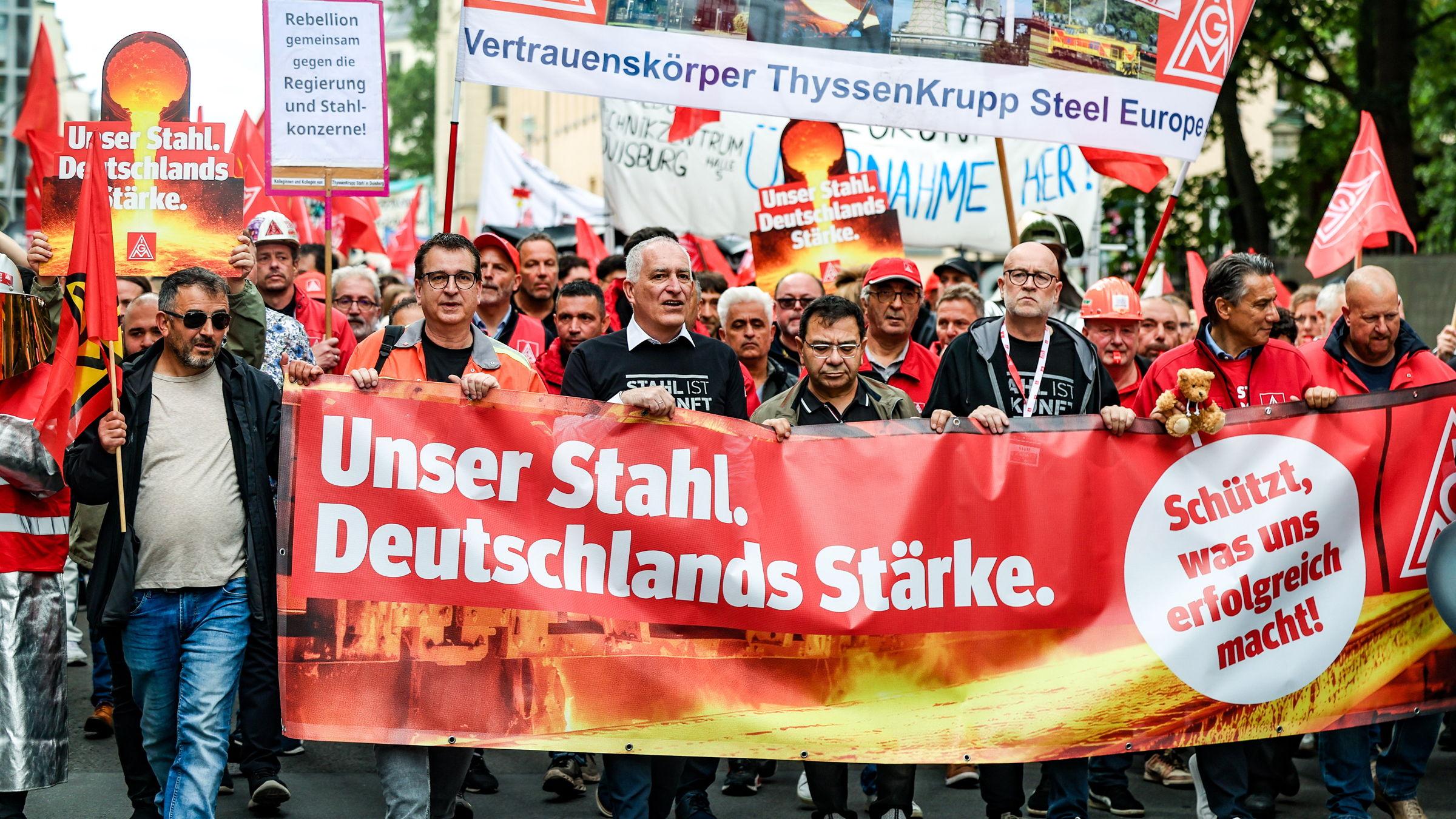 Unter dem Motto „Stahl hat Zukunft – bei uns!“ demonstrieren in Berlin rund 1700 Beschäftigte aus über 40 Stahlbetrieben für eine starke und zukunftsfähige Stahlindustrie. Nach einem Demonstrationszug vom Brandenburger Tor versammeln sich die Teilnehmenden zu einer Kundgebung vor dem Bundesministerium für Wirtschaft und Energie.
