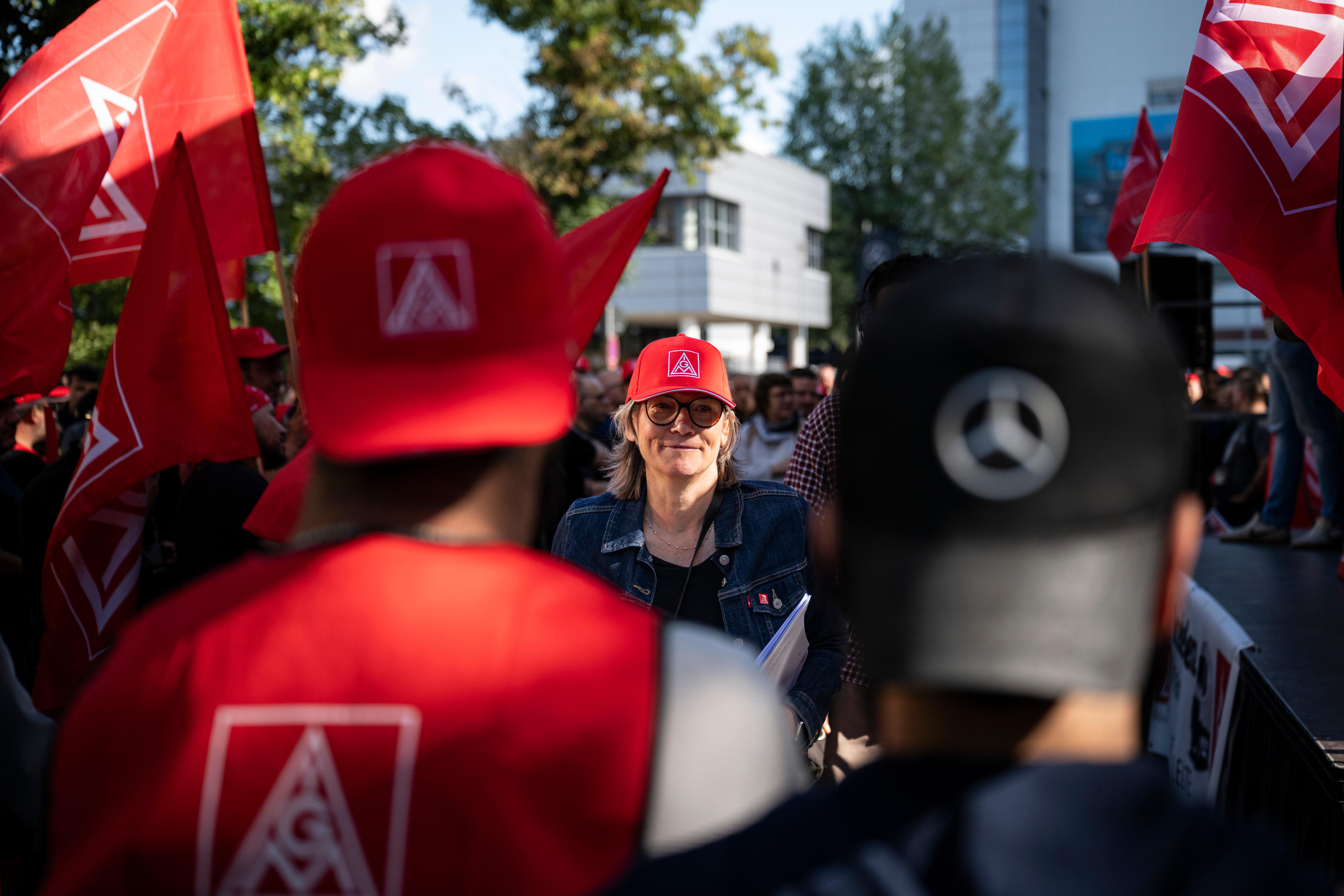 Der Angriff auf die Beschäftigten der Automobilindustrie in Deutschland geht weiter. Die Arbeitgeber befördern den Abbau von Entgelt-, Arbeitszeit-, Schutz- und Sozialstandards in Deutschland. Gleichzeitig verlagern sie Zukunftsprodukte an Billigstandorte. Der Wandel der Industrie wird zum Vorwand für die Abwicklung.Tags