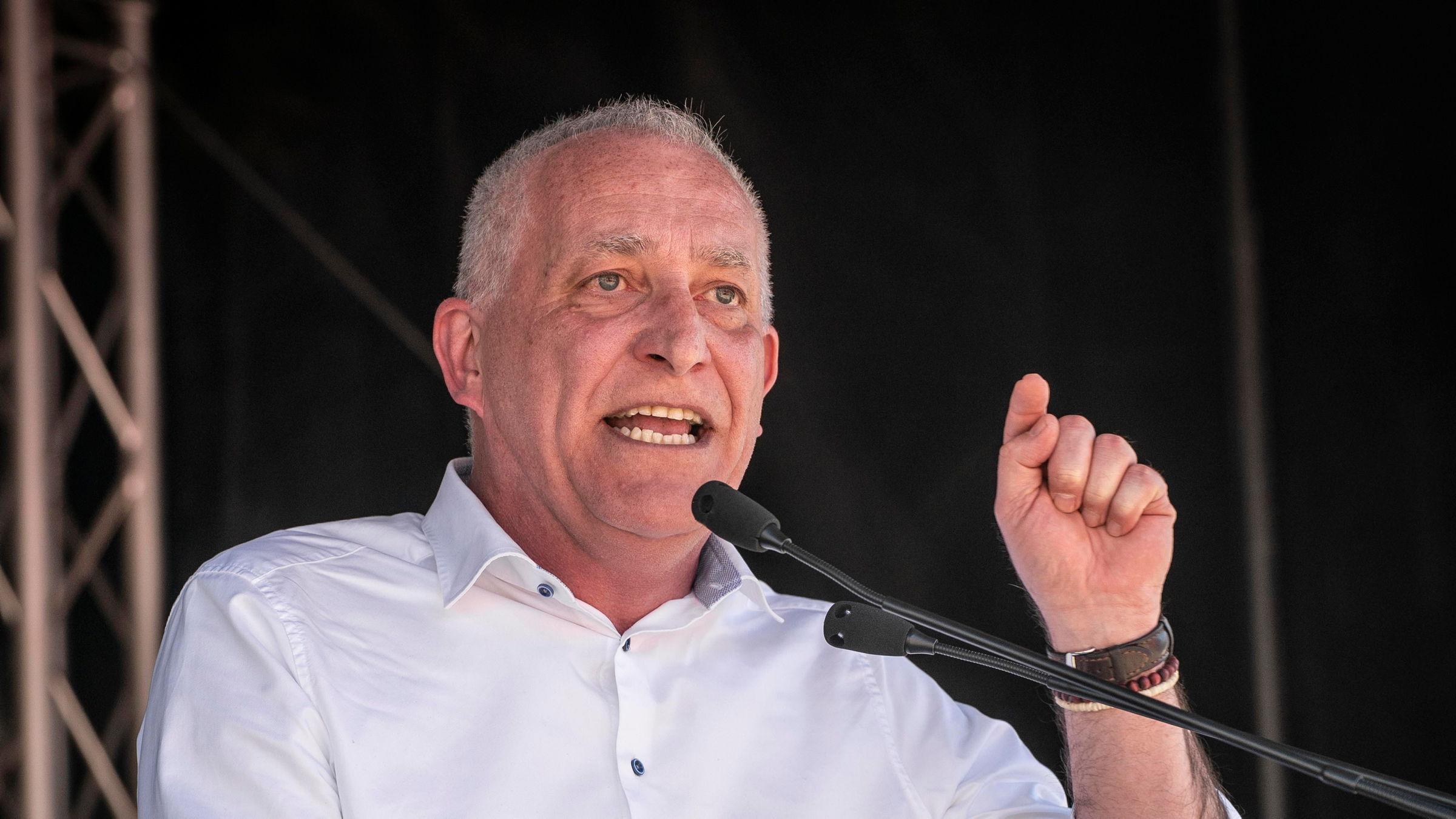 „Erst unsere Jobs, dann eure Profite“ – unter diesem Motto rufen Gewerkschaften 2026 zum 1. Mai auf. In Karlsruhe spricht unter anderem Jürgen Kerner vor hunderten Demonstranten.