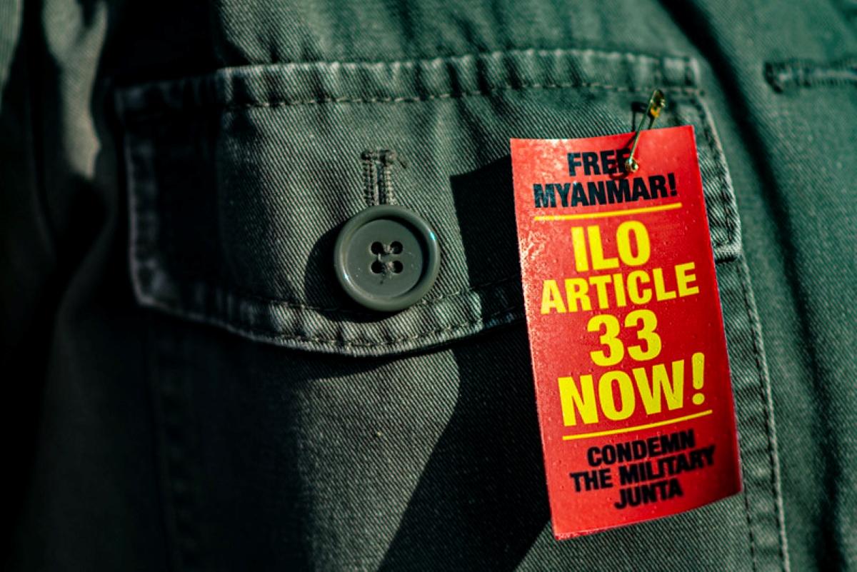 Schild an Hose mit Aufschrift „Free Myanmar! ILO Article 33 now! Condemn the Military Junta“