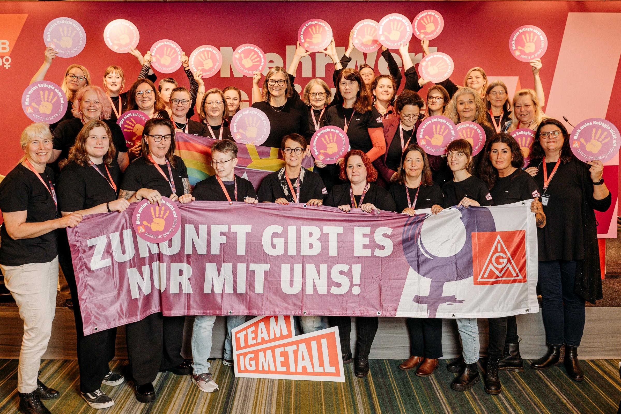 IG Metall-Delegation bei der DGB-Bundesfrauenkonferenz 2025 in Berlin.