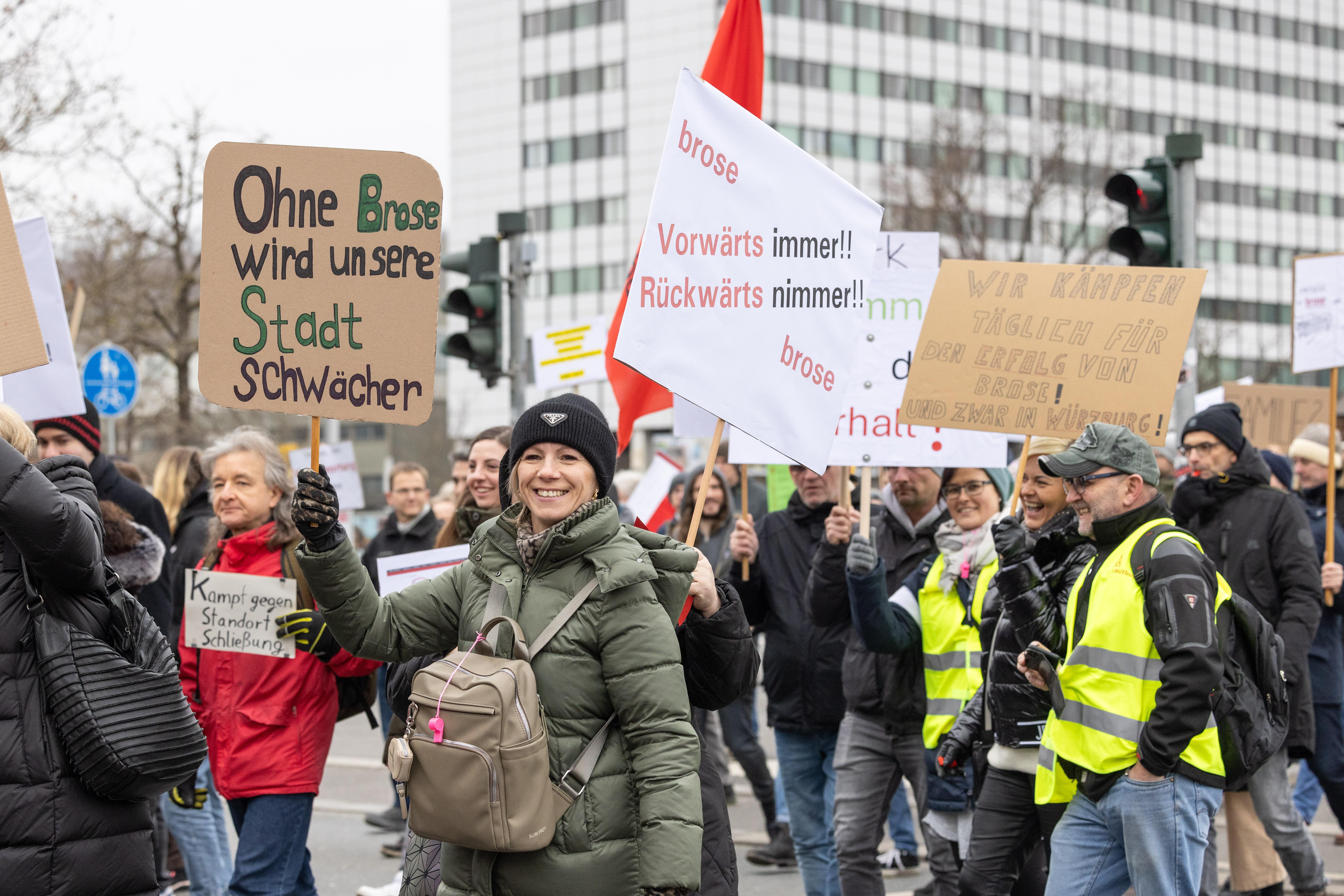 Beschäftigte und Bürger demonstrieren für den Brosestandort-Würzburg