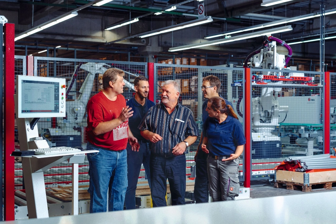 Digitalisierte Fertigung bei Pronorm Küchen in Vlotho: Betriebsrat Peter Engel (Mitte) im Gespräch mit Beschäftigten.