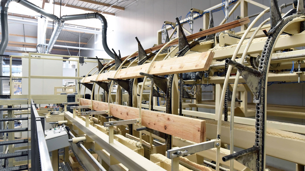 Maschine mit Holzlatten in einem Betrieb zur Holzverarbeitung.