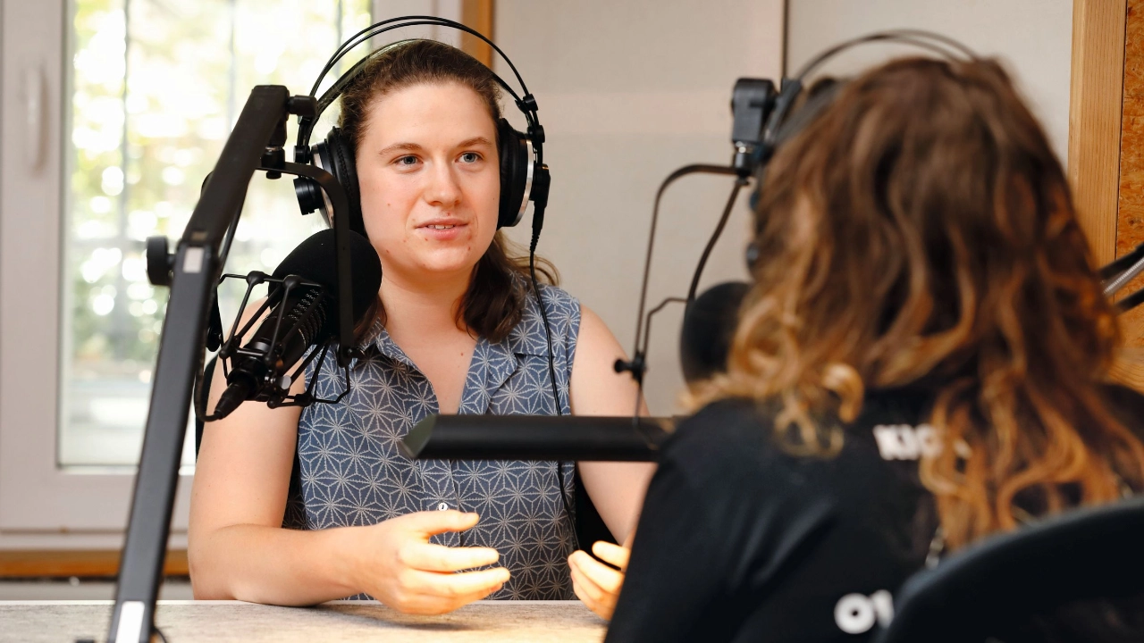 Am Mikrofon: Elen und Linda sprechen im Tonstudio über die prekäre Lage der Studierenden im vergangenen Semester – und über Forderungen für die Zukunft.