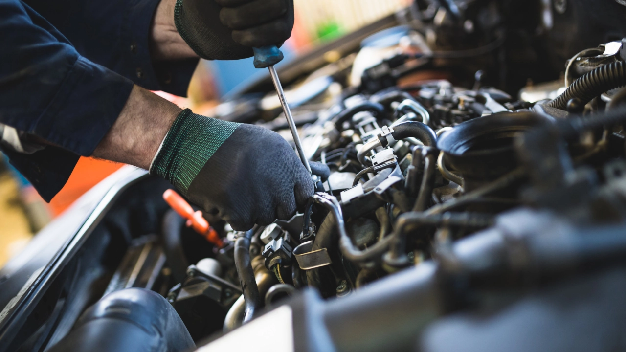 Mechaniker arbeitet an Motor