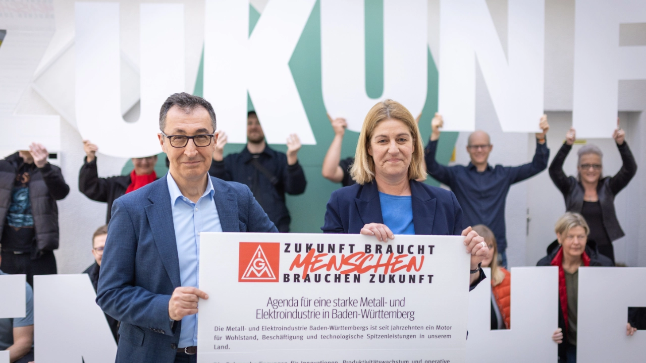 Stuttgart, Baden-Württemberg, 13.03.2026:Die Bezirksleiterin der IG Metall BW, Barbara Resch und weitere Hauptamtliche des Bezirks übergeben Cem Özedmir eine Agenda. Özdemirs Partei hat am vergangenen Sonntag die Landtagswahlen als stärkste Kraft gewonnen.Notiz: No model release. Kein Einverständnis für Werbung, keine Weitergabe an Dritte.