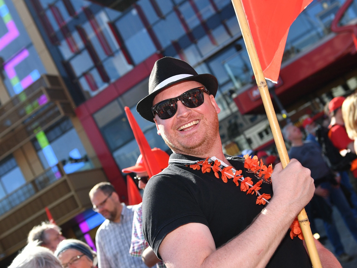 Junger Mann mit Fahne während der Metall-Tarifrunde 2016 in Hamburg