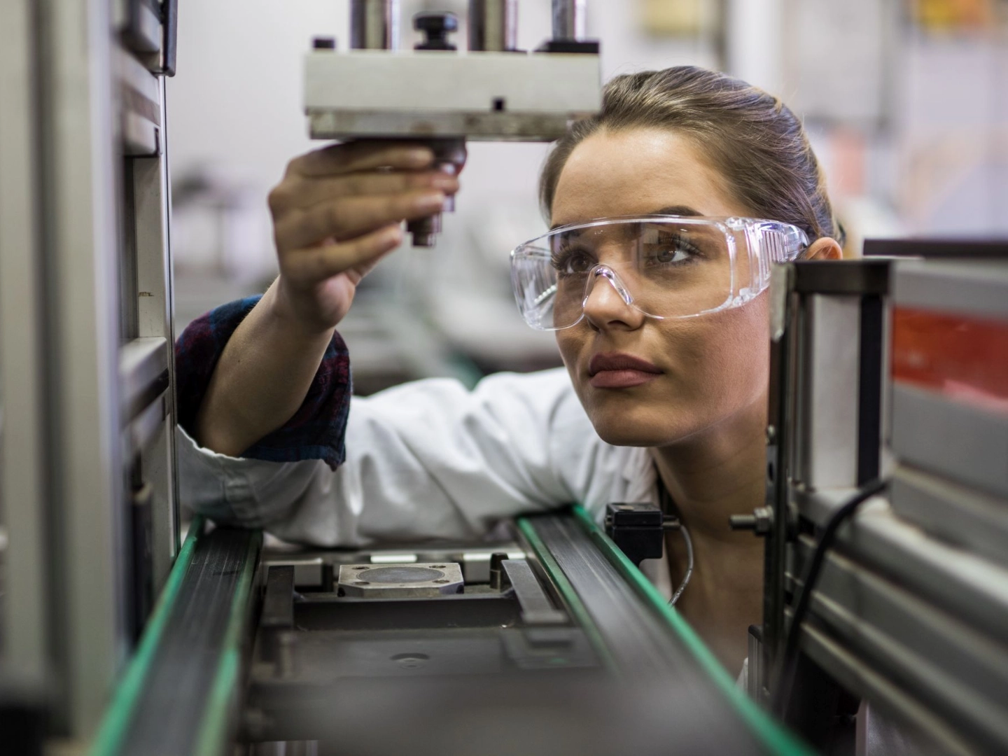 MINT-Berufe, etwa Industriemechanikerin oder Industriemechaniker, sind bei den Betrieben sehr gefragt.