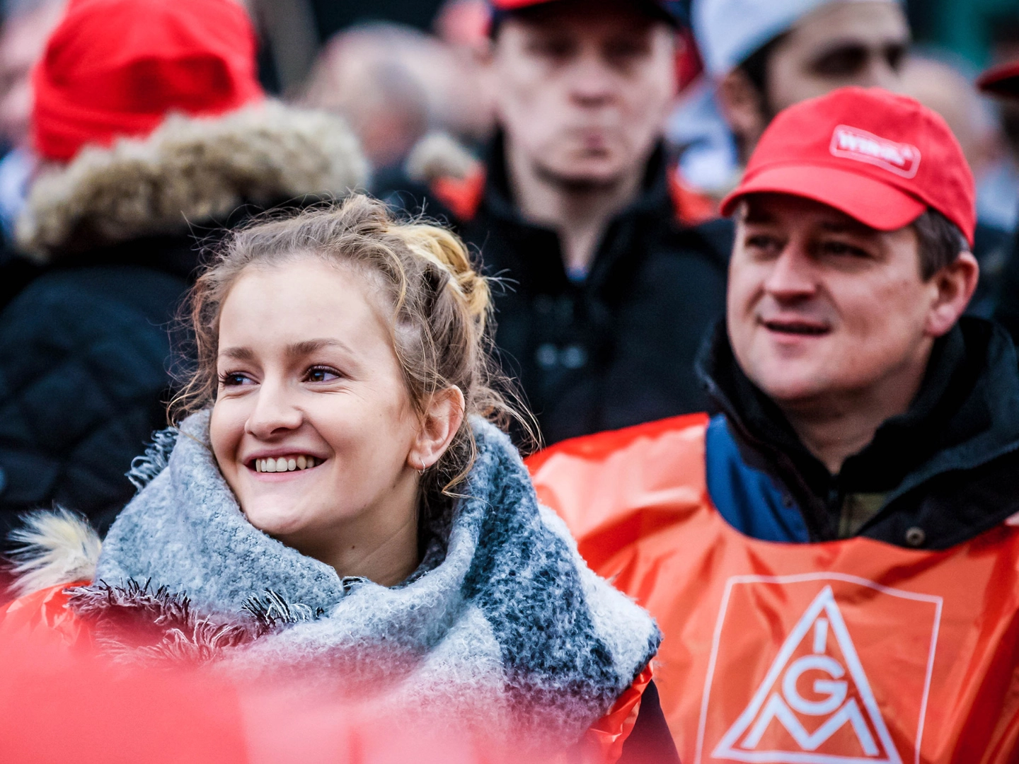 Jugend, IG Metall, IG Metall Jugend, Fahne, Logo, Jugendorganisation, Politik, Gesellschaft, Gewerkschaft, Solidarität, Frau, Schal, Demonstration, junge