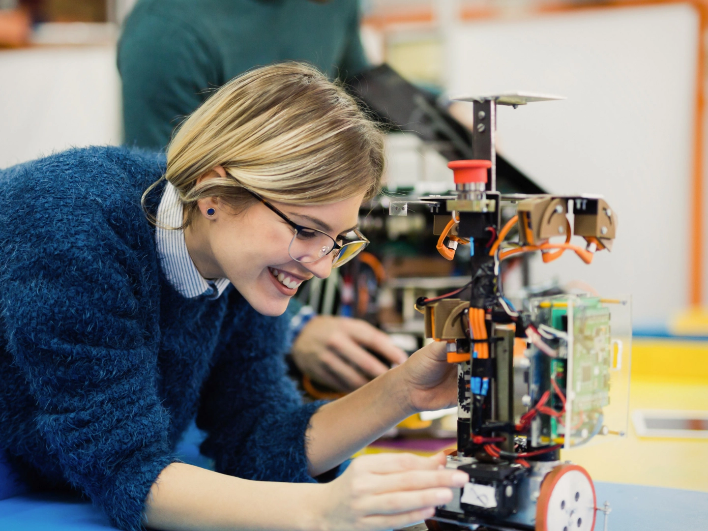 Junge Studentin arbeitet an einem Roboterprojekt