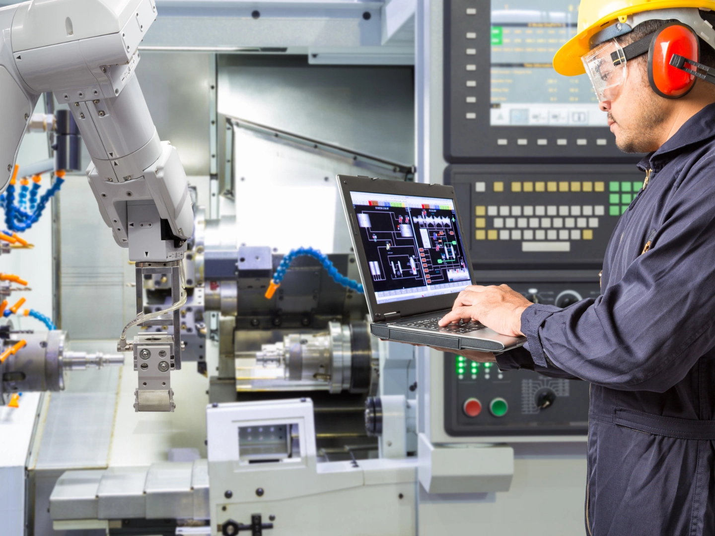 Ingenieur mit Laptop für die automatische Wartung 