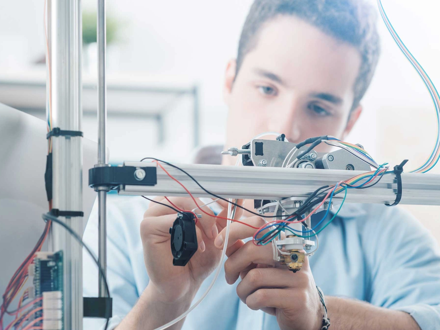 Ein Auszubildender arbeitet an einem 3D-Drucker