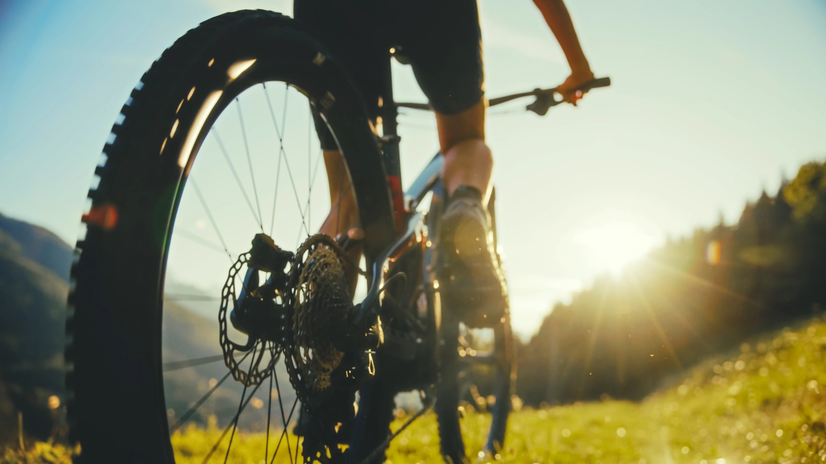 Fahrrad / Mountainbike fährt bergauf in Richtung Sonne.