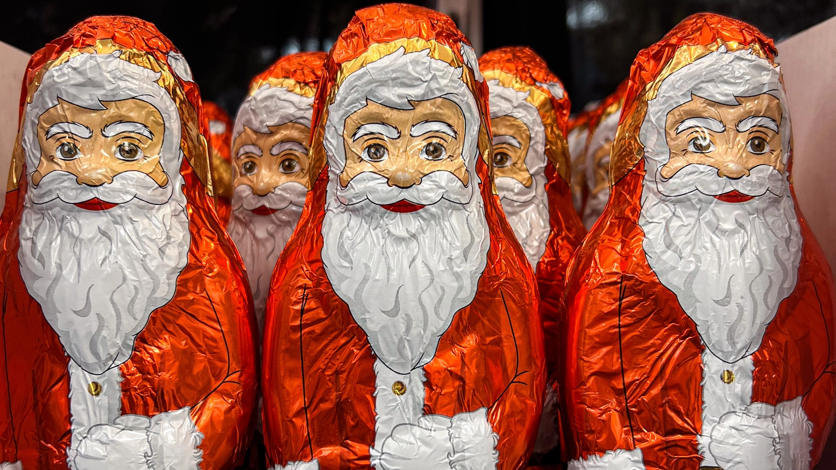Viele Schokonikoläuse oder Schokoweihnachtsmänner stehen bereit.