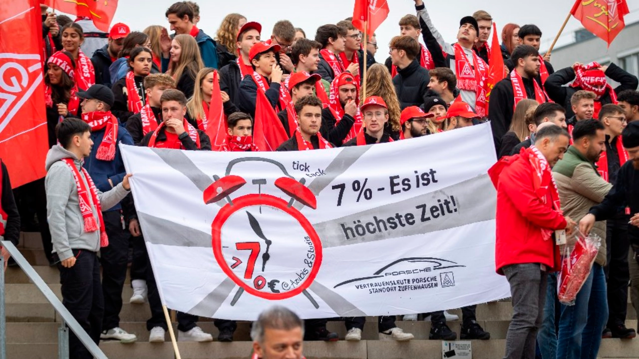 Ludwigsburg, Baden-Wuerttemberg, 15.10.2024: In Ludwigsburg finden Tarifverhandlungen zu M+E zwischen der IG Metall und Südwestmall statt. Die Gewerkschaft hat hierzu einen Aktionstag veranstaltet.