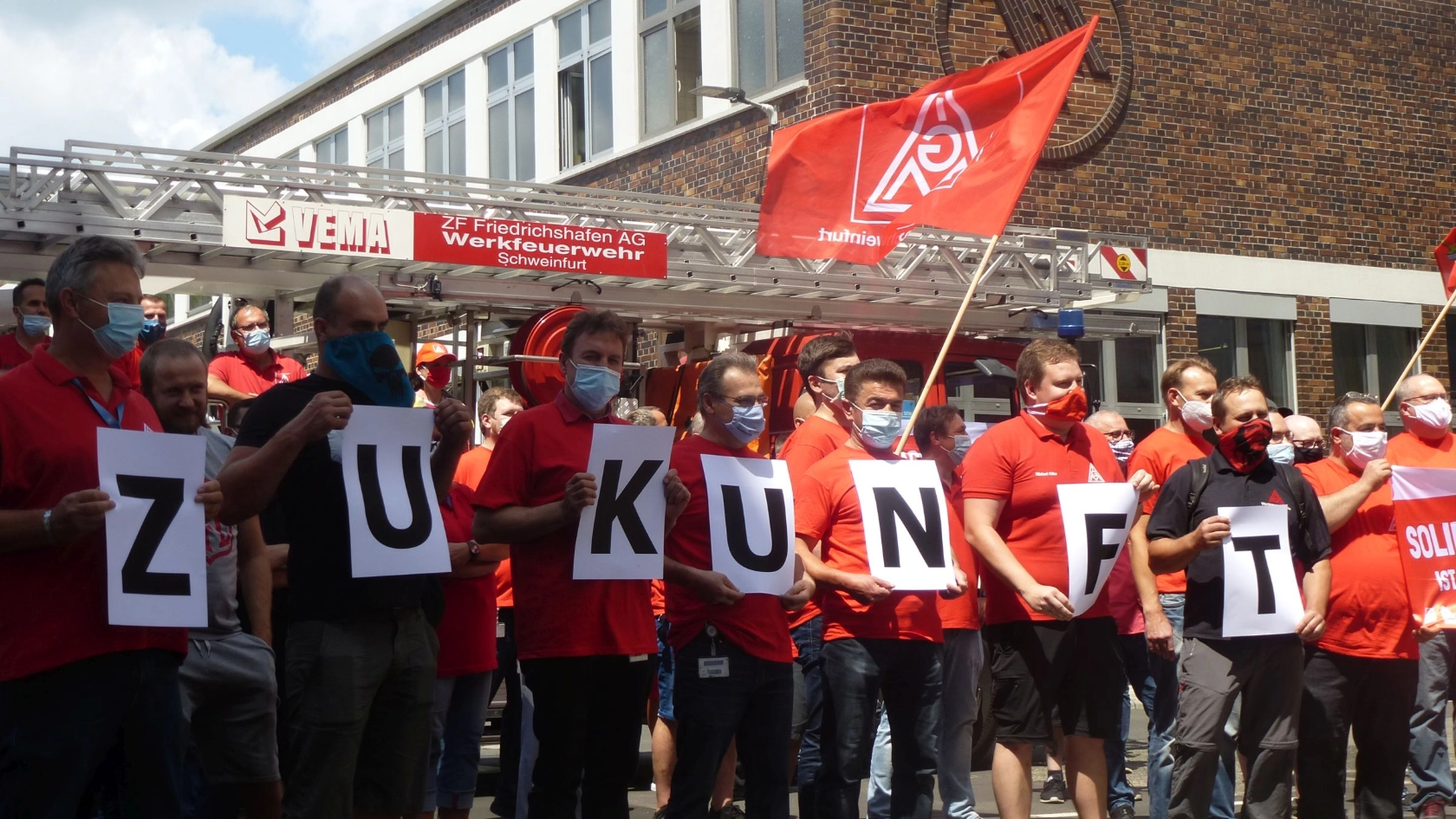 Beschäftigte von ZF Schweinfurt demonstrieren gegen Arbeitsplatzabbau und für Zukunftsperspektiven