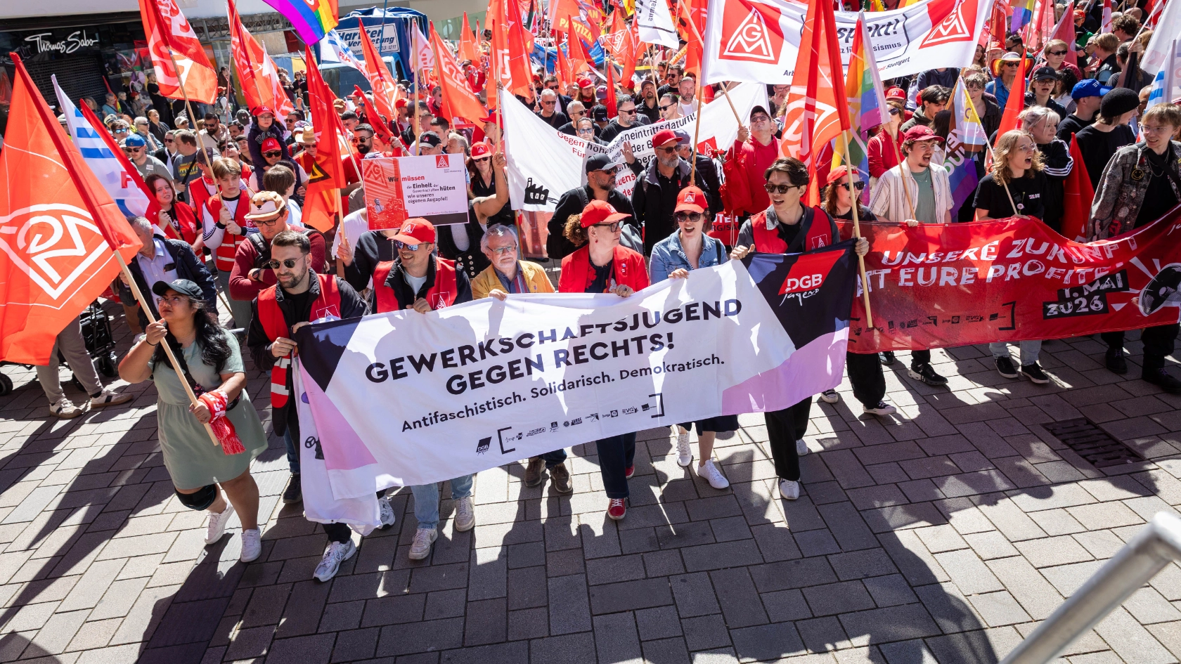 Stuttgart, Baden-Württemberg, 01.05.2026:Demonstration des DGB zum Ersten Mai in StuttgartIm Bild: Frontbanner der DemoNotiz: No model release. Kein Einverständnis für Werbung, keine Weitergabe an Dritte.
