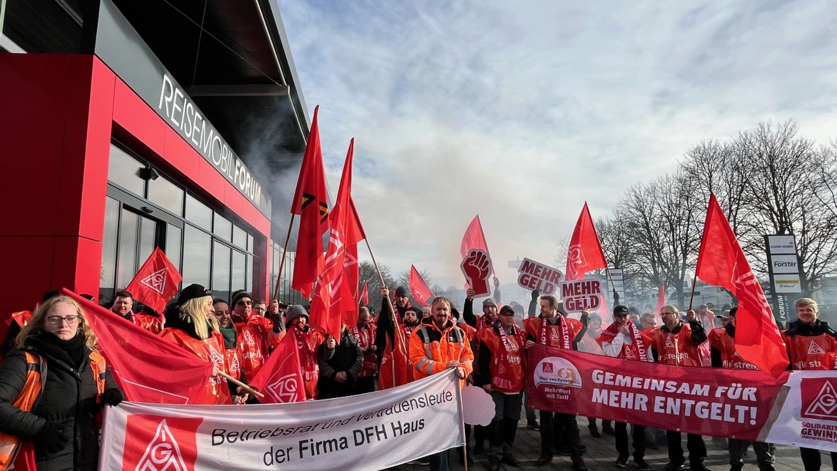 Warnstreik beim Caravanbauer Eura Mobil in Sprendlingen/Rheinland-Pfalz