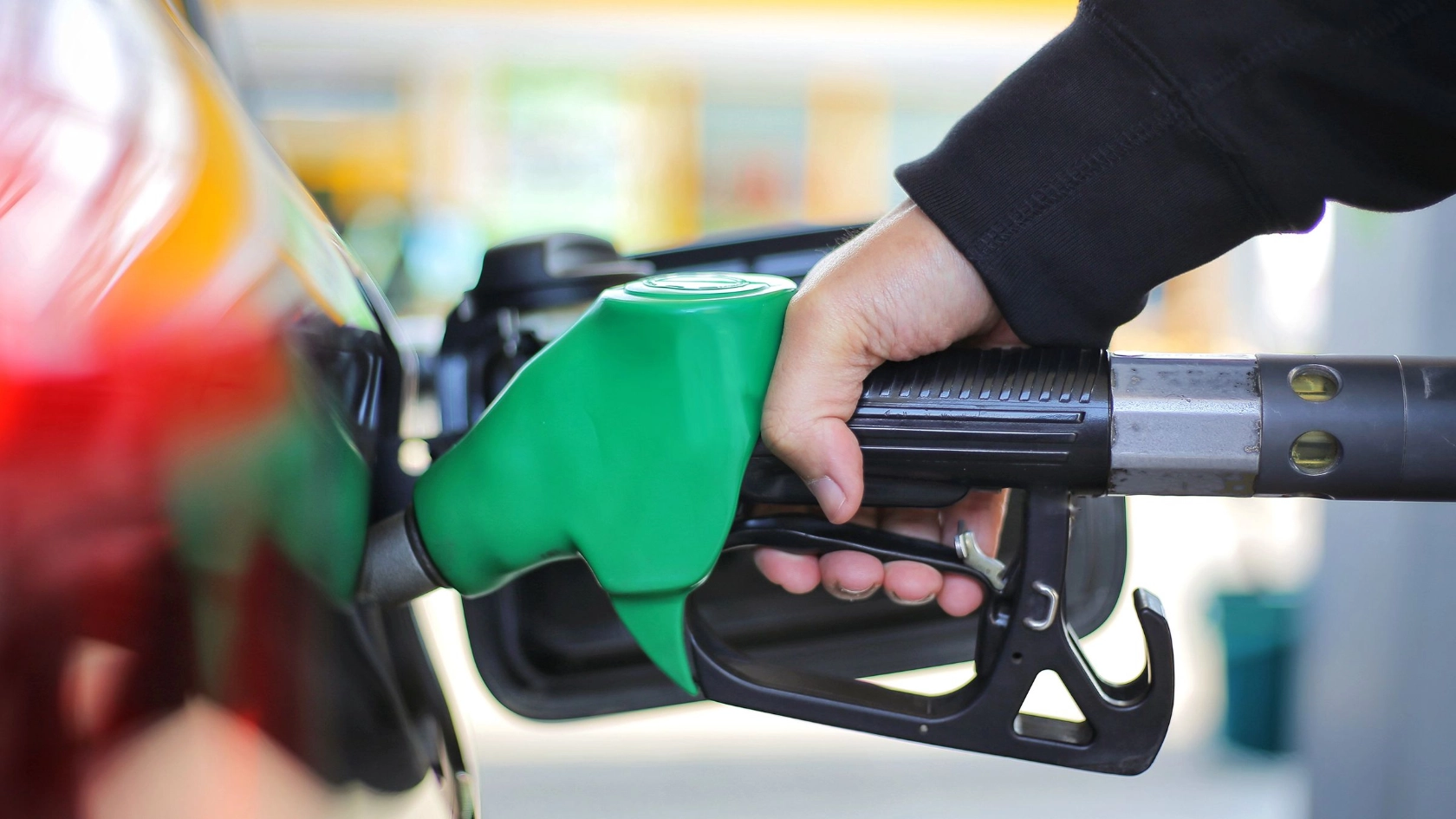 Auto tankt Benzin an Tankstelle