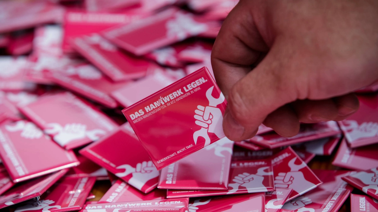 Jemand hält einen Anstecker mit der Aufschrift: "Das Handwerk legen"