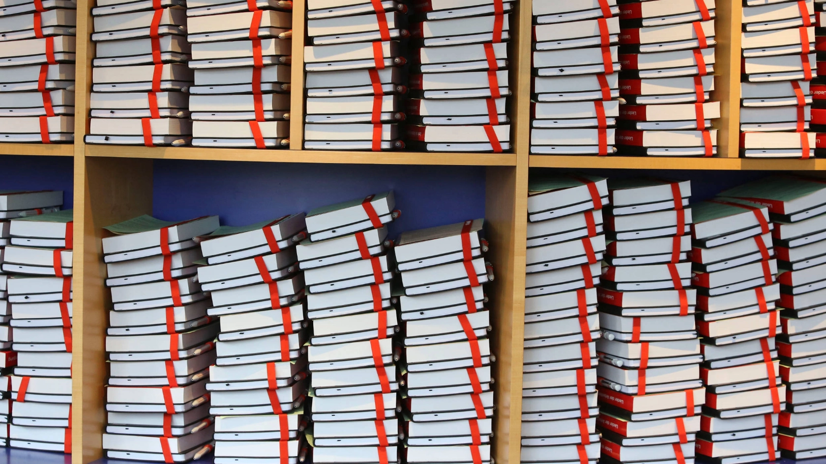 In einem Regal gestapelte Bücher.