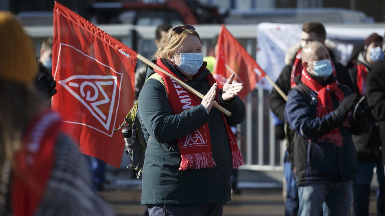KAMPF UM ARBEITSPLÄTZE: 500 Beschäftigte von Bosch, Coperion, KBA MetalPrint und Mahle Behr in Stuttgart-Feuerbach demonstrieren gemeinsam für den Erhalt ihrer Arbeitsplätze.