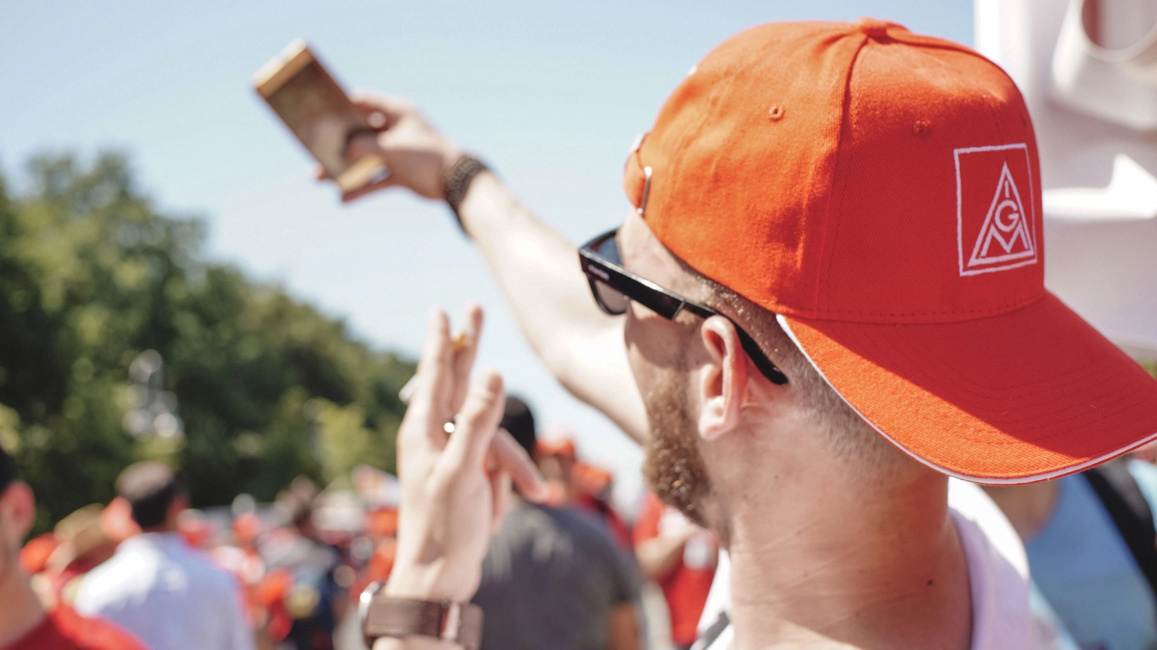 ein junger Metaller schießt auf der FairWandel-Kundgebung ein Selfie von sich