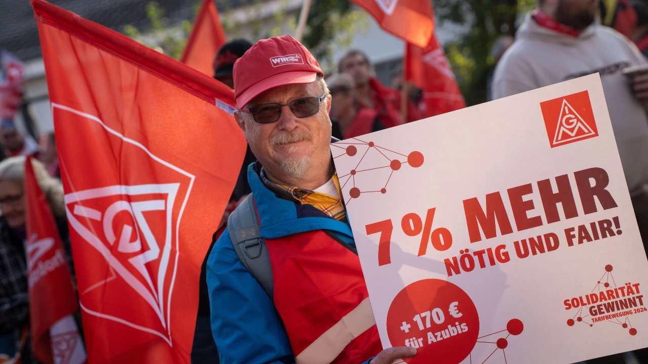 Ein Beschäftigter demonstriert für die Forderung in der Tarifrunde der Metall- und Elektroindustrie.