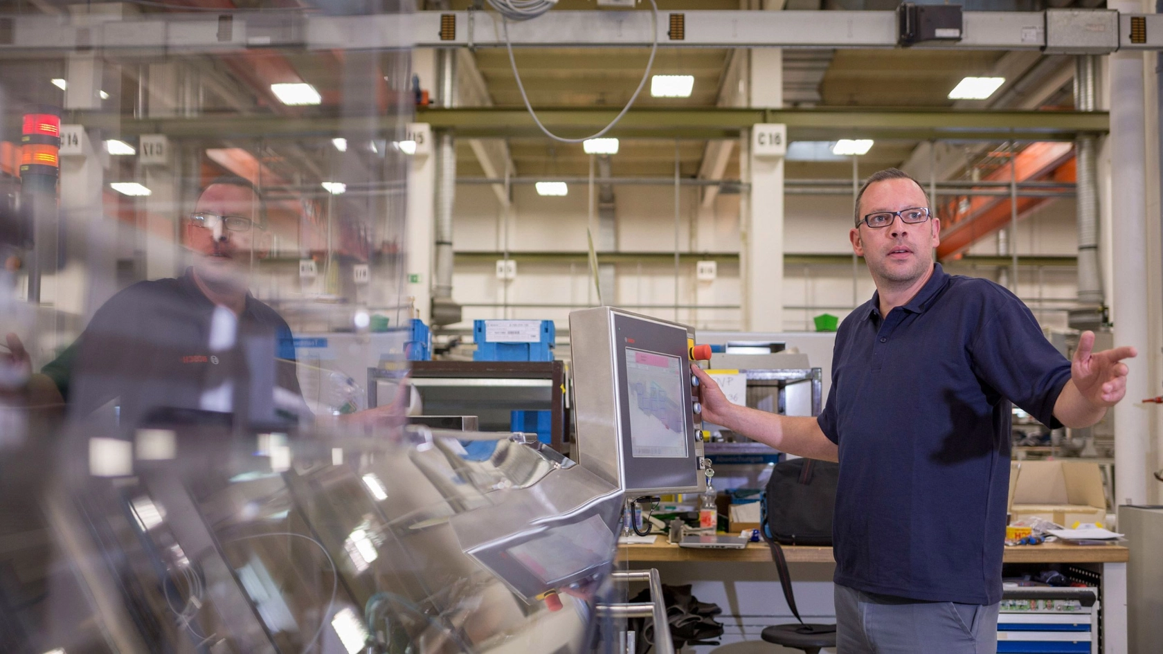 Ein Beschäftigter bedient eine CNC-Maschine