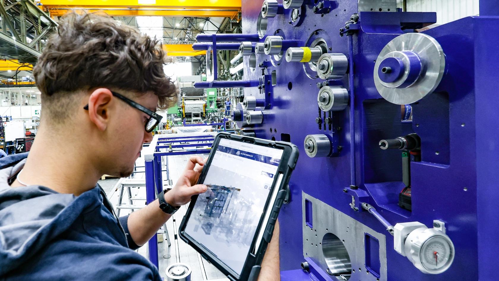 Das Unternehmen Achenbach nutzt seine eigene KI-Erfindung „Optilink“ zum Beispiel, um den Energieverbrauch in der Produktion zu tracken und zu optimieren.