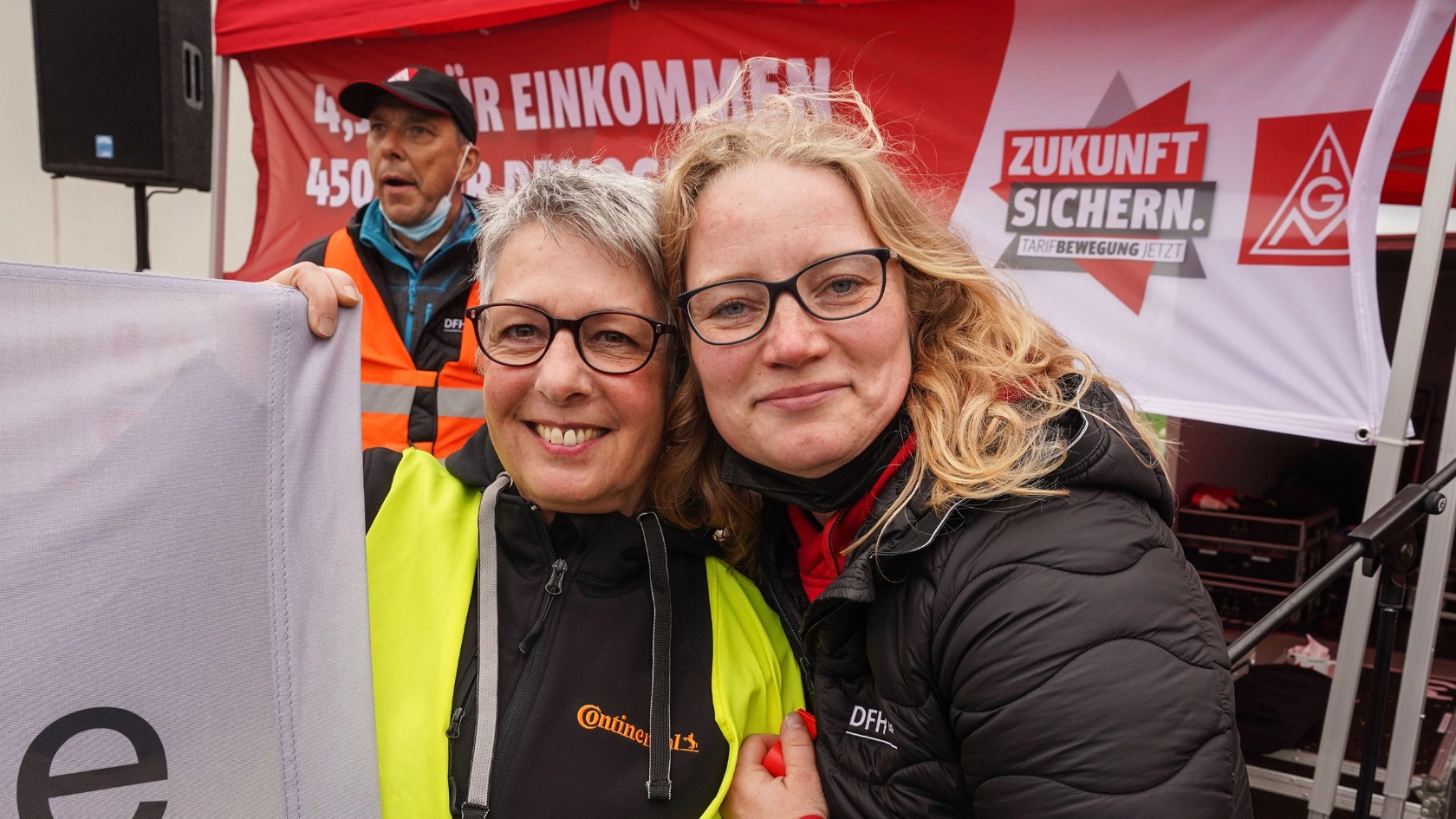 Warnstreik in Simmern/Hunsrück: Christel Meier (Betriebsrätin Continental Rheinböllen) und Lydia Ott (Betriebsrätin DFH Haus Simmern)