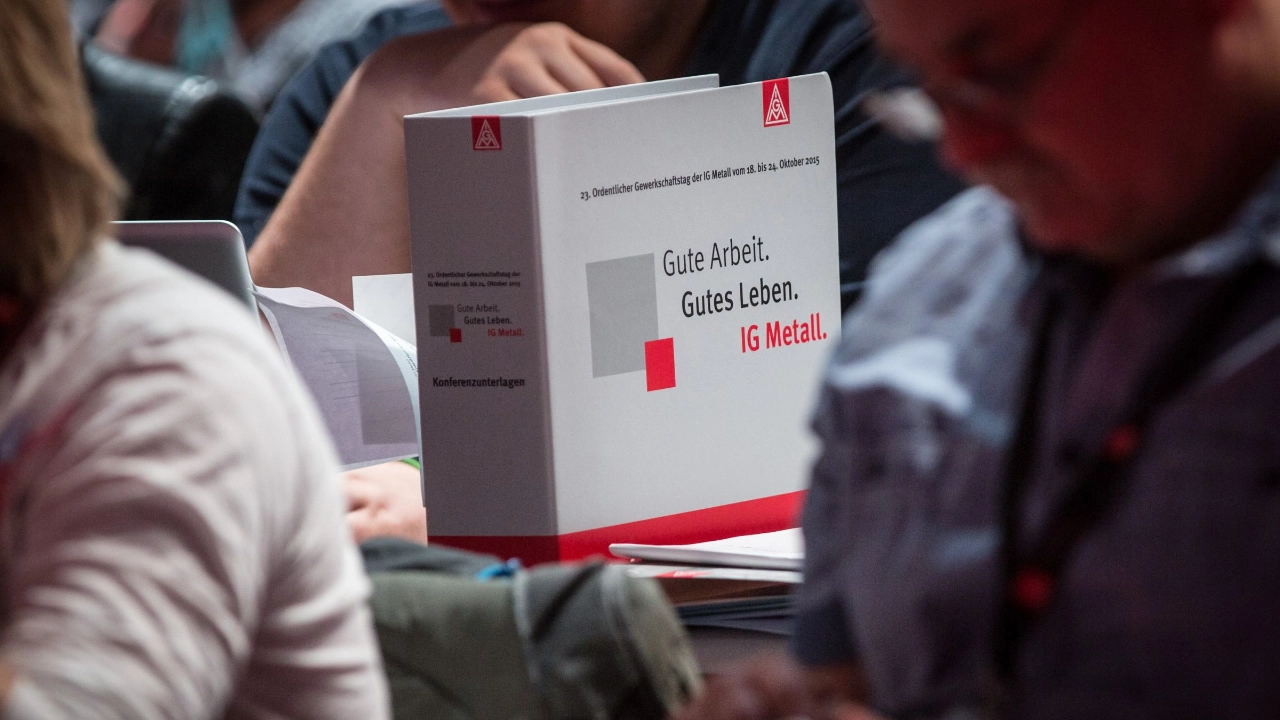 ein Ordner mit der Aufschrift "Gute Arbeit. Gutes Leben." auf dem Gewerkschaftstag 2015 der IG Metall