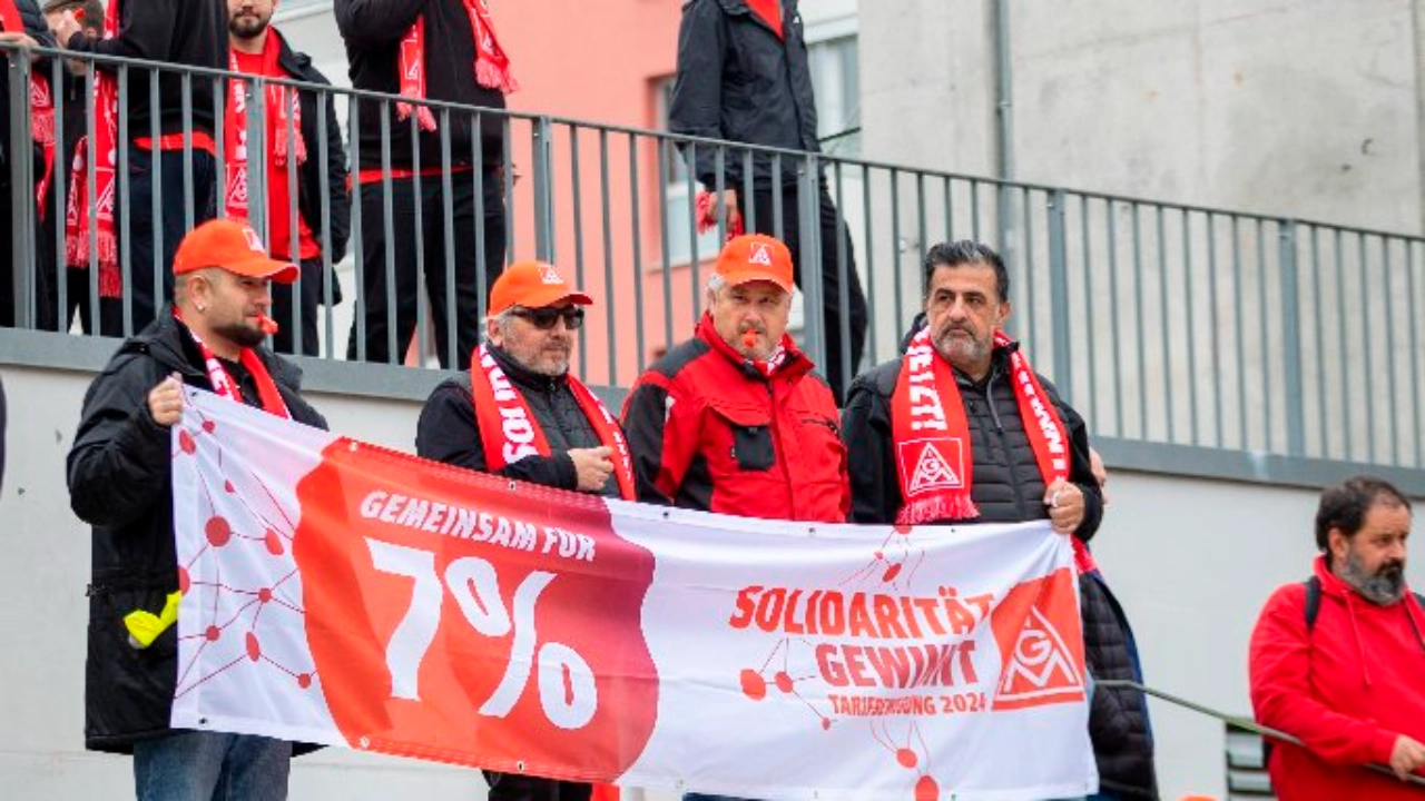 Ludwigsburg, Baden-Wuerttemberg, 15.10.2024: In Ludwigsburg finden Tarifverhandlungen zu M+E zwischen der IG Metall und Südwestmall statt. Die Gewerkschaft hat hierzu einen Aktionstag veranstaltet.