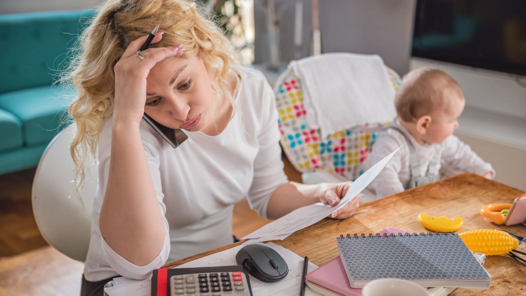 gestrette Mutter im HomeOffice und während Kinderbetreuung