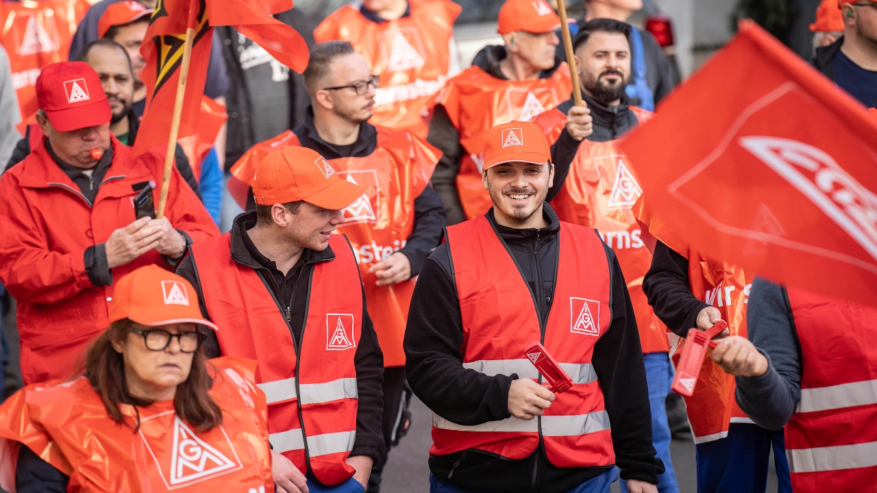 Warnstreik Federal Mogul Wiesbaden zur Tarifrunde 2022 für die Beschäftigten in der Metall- und Elektroindustrie