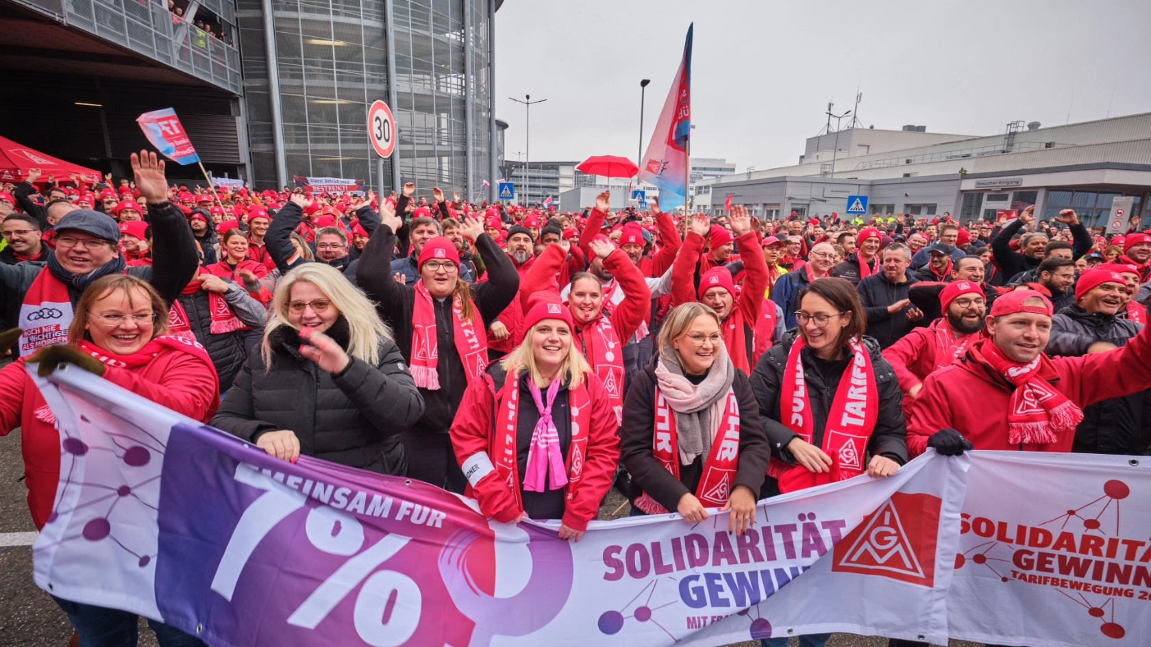 Beschäftigte machen in der Metall-Tarifrunde 2024 beim Warnstreik Druck für ihre Forderungen