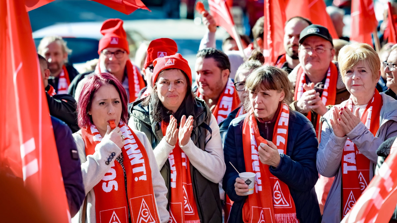 Beschäftigte im Warnstreik zur Tarifrunde Textil und Bekleidung West 2025