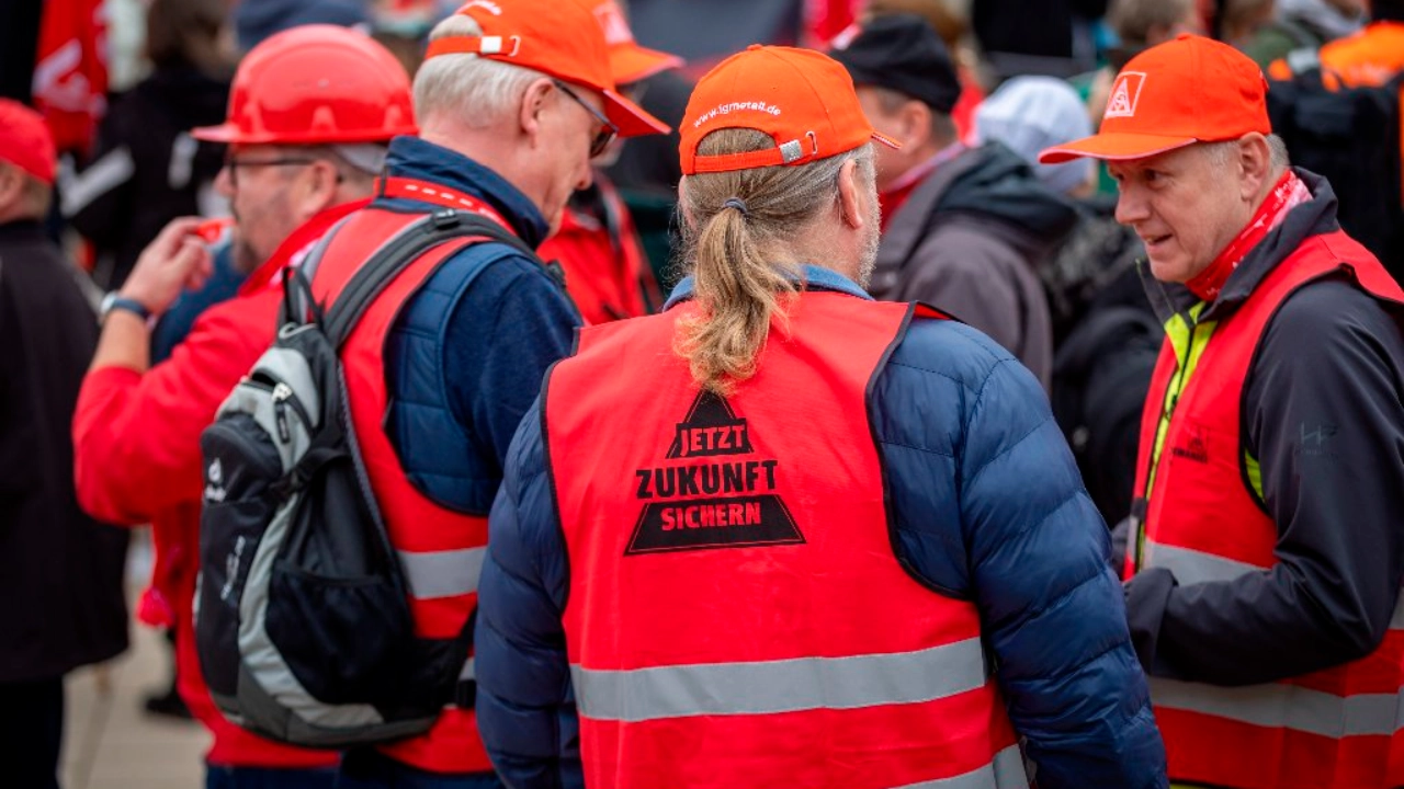 Ludwigsburg, Baden-Wuerttemberg, 15.10.2024: In Ludwigsburg finden Tarifverhandlungen zu M+E zwischen der IG Metall und Südwestmall statt. Die Gewerkschaft hat hierzu einen Aktionstag veranstaltet.