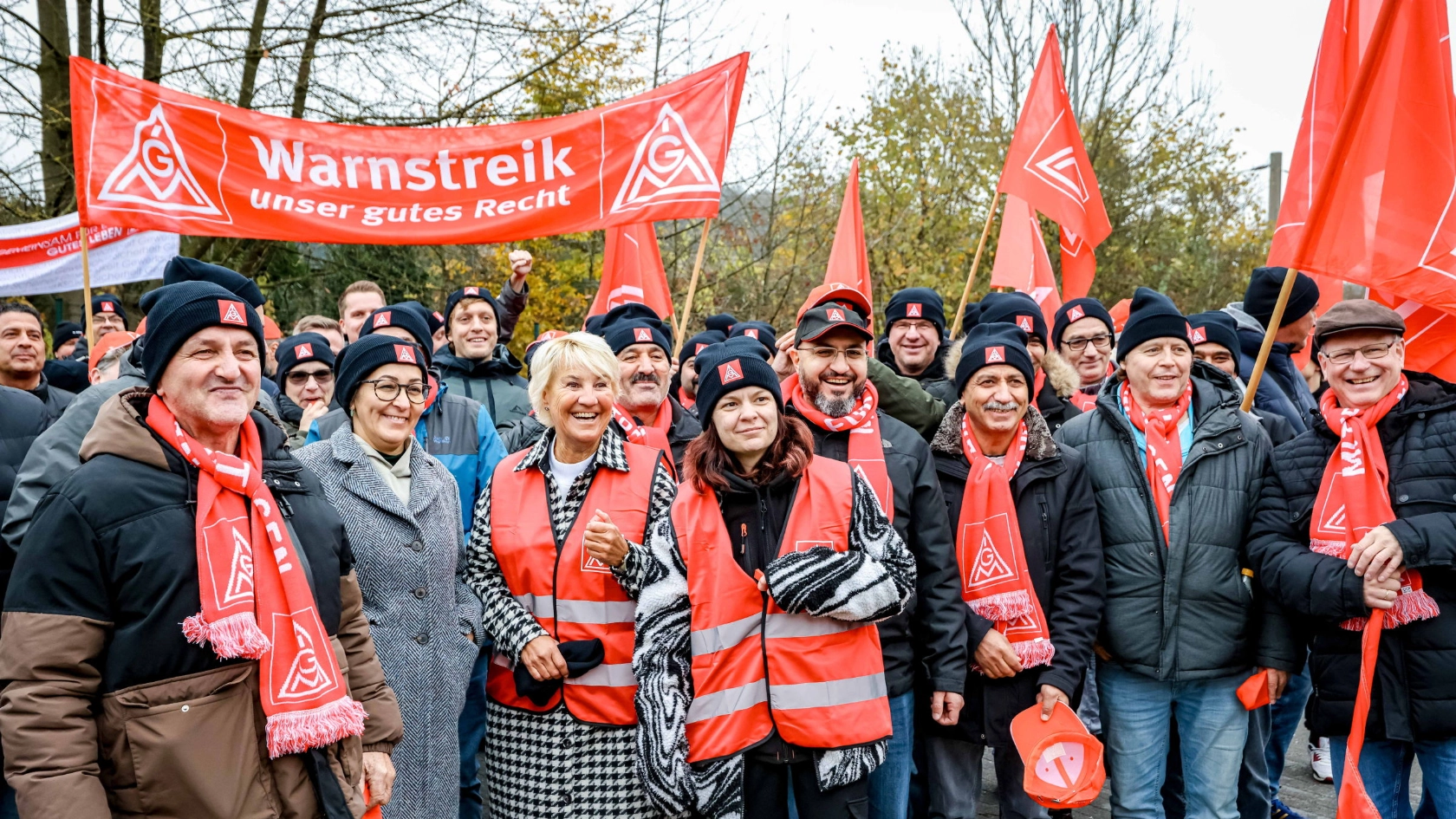 Beschäftigte machen zur Metall-Tarifrunde 2024 mit Warnstreik Druck für ihre Forderungen