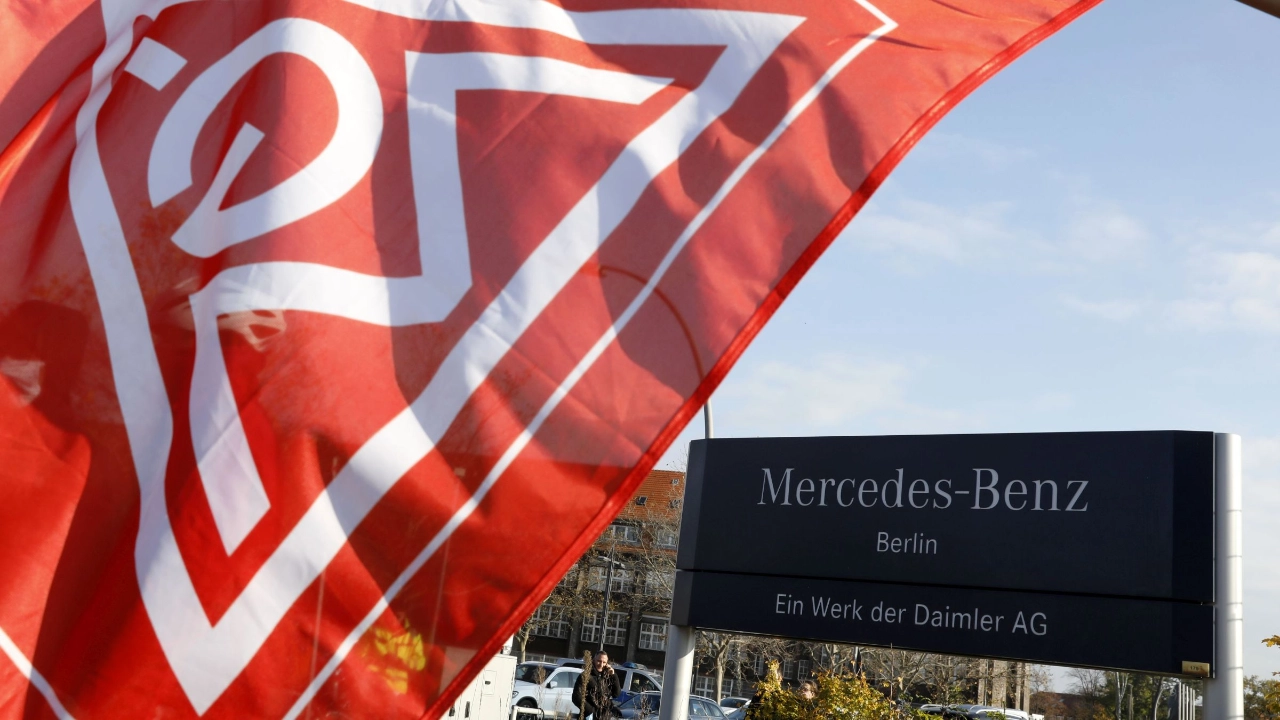 Mercedes-Benz Berlin mit IG Metall-Fahne