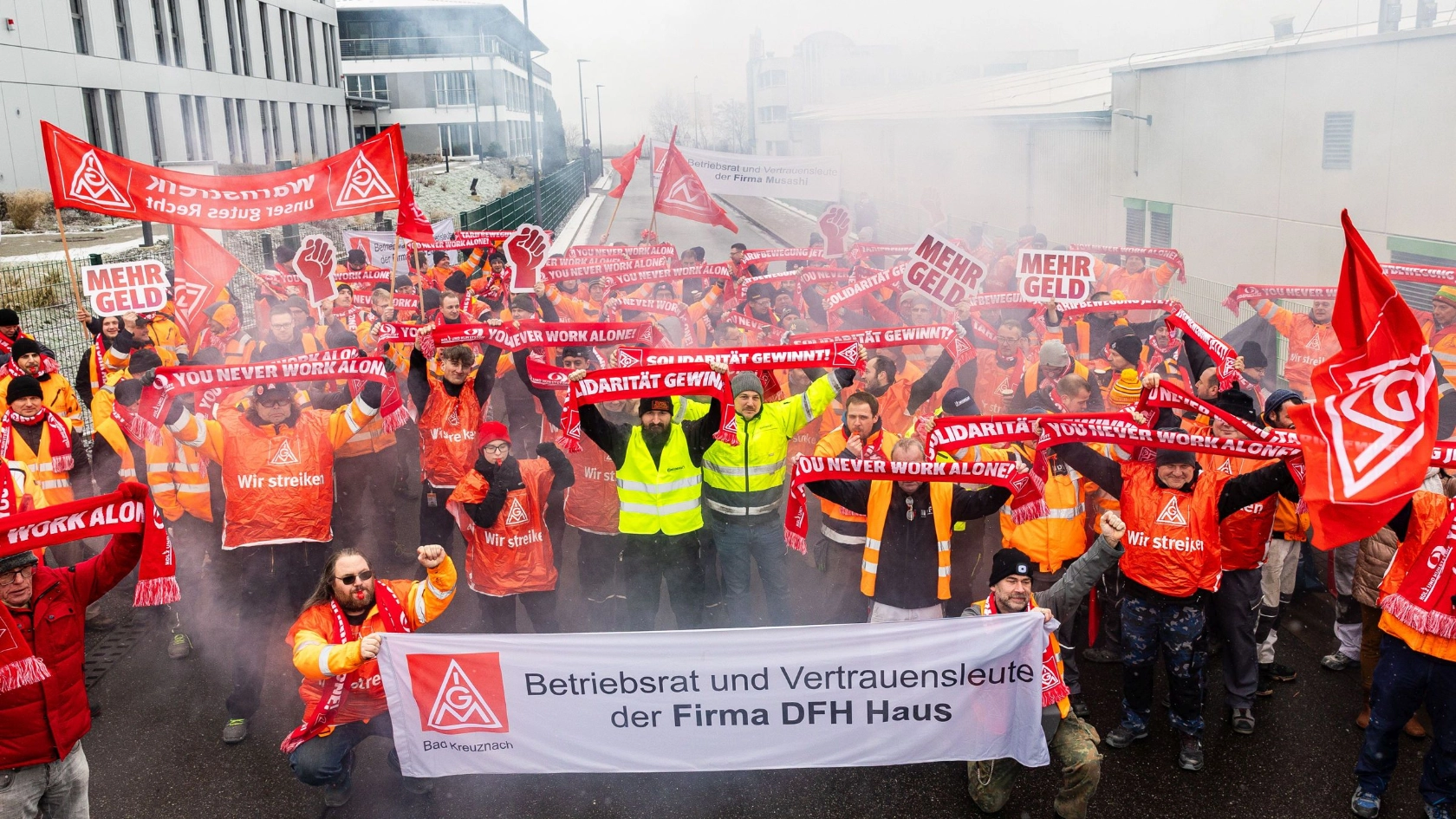 Im Rahmen der Tarifrunde Holz und Kunststoff 2024 treten Beschäftigte von DFH Fertighaus in den Warnstreik.