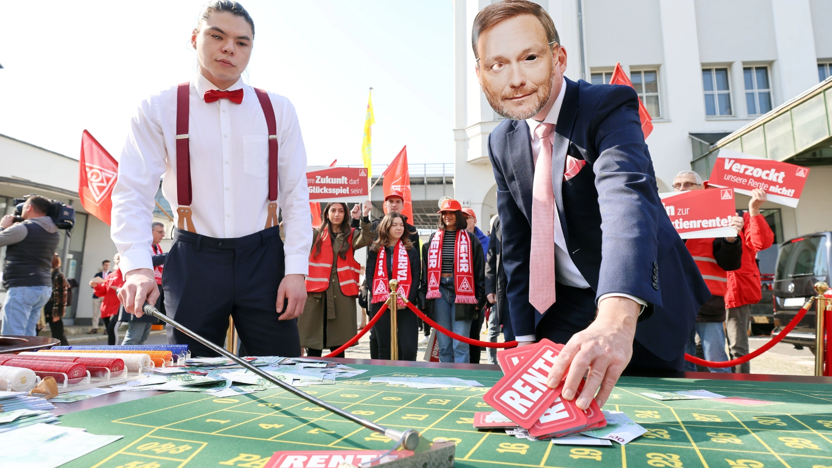 Bei der Aktion „Rentenroulette“ am 21. April 2023 protestierte die IG Metall mit Hans-Jürgen Urban in Berlin vor dem FDP-Parteitag gegen Pläne einer Aktienrente, die mehr Risiko für die gesetzliche Rente und die Versicherten bedeutet.