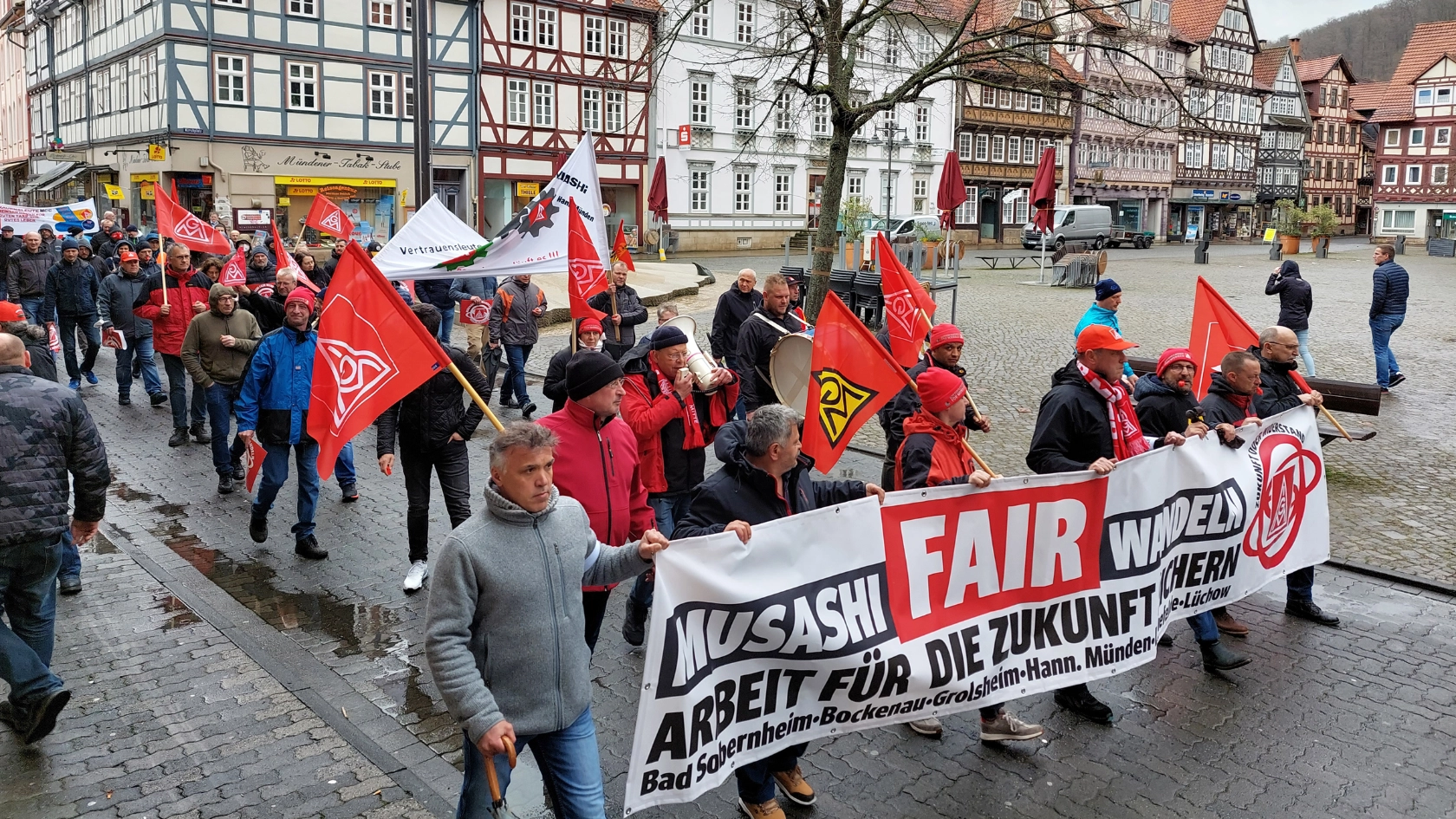 4.-8. April 2022: Warnstreikwoche 2. Drei bis fünf Stunden an allen Standorten in allen Schichten, mit Demonstrationen und Kundgebungen (Foto: Hannoversch Münden). Der Abriss der Bänder bei den Kundenbetrieben steht kurz bevor. Die IG Metall bereitet die Urabstimmung und den unbefristeten Streik vor.