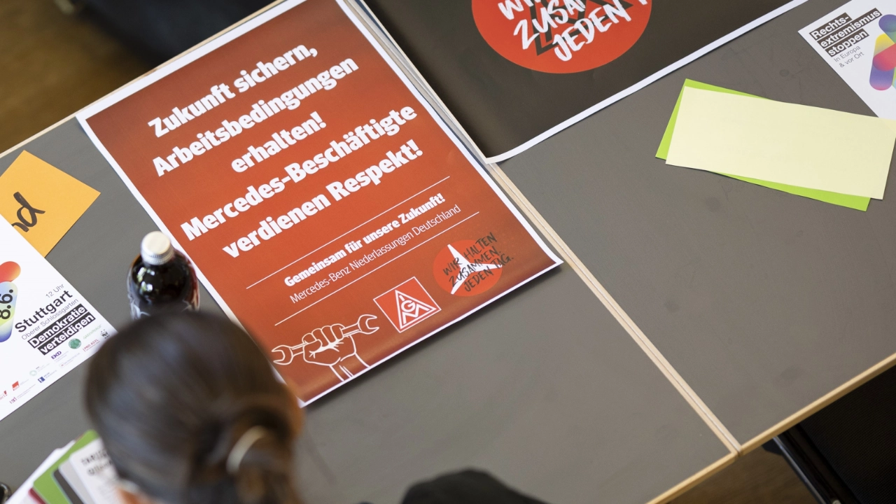 Soli-Aktion auf der Sitzung der Großen Tarifkommission M+E am 16. Mai 2024 für die Beschäftigten der Mercedes-Niederlassungen.
