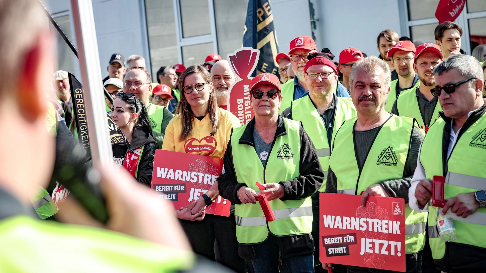 Warnstreik zur Tarifrunde Textil und Bekleidung West 2025 in Geldern